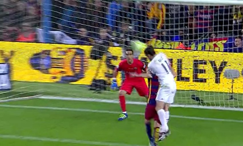 Gareth Bale y Jordi Alba en el lance que precedió al gol anulado en el Clásico de 2016.
