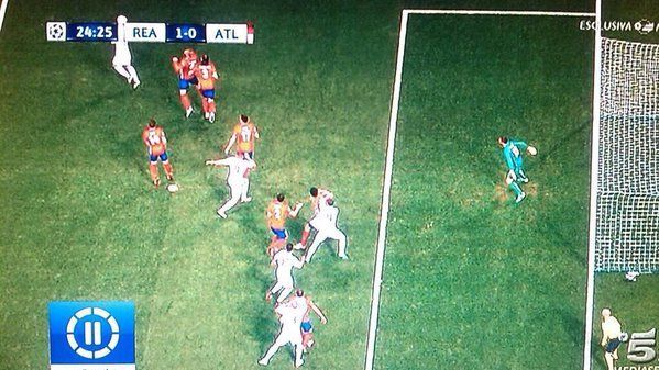 Plano cenital de la jugada del gol de Ramos ante el Atlético en la final de Milán de 2016; el marcador de la repetición indica REA 1–0 ATL.