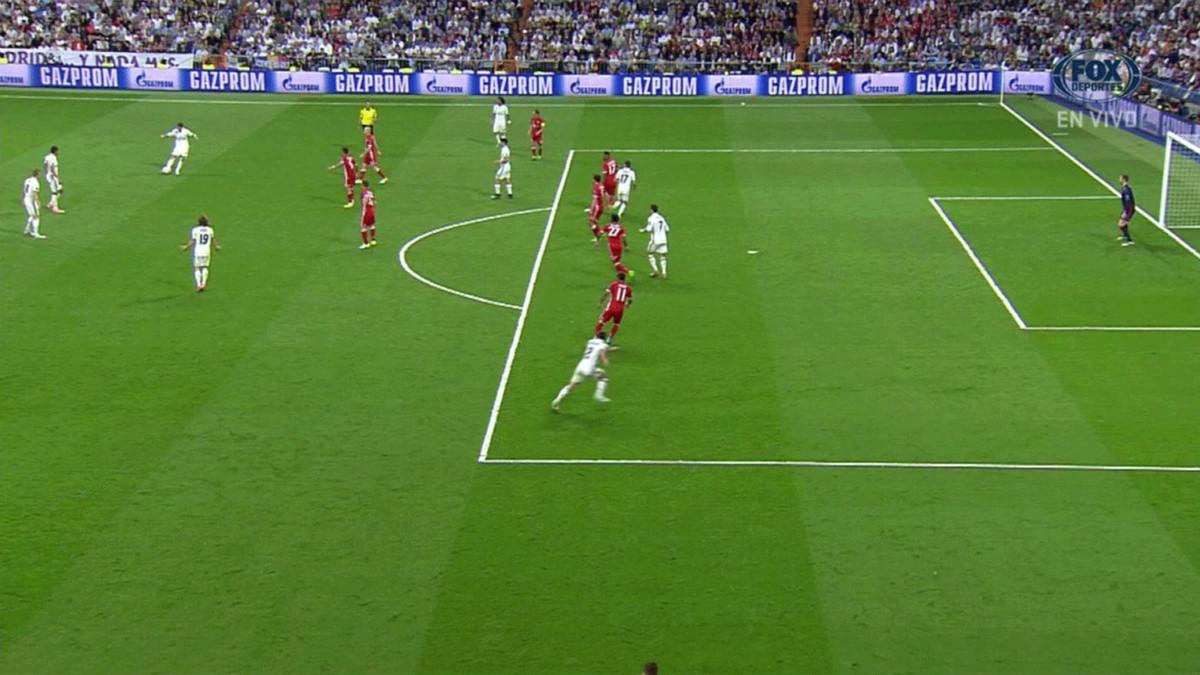 Plano de la jugada del 2–2: jugadores del Real Madrid y del Bayern dentro del área y línea defensiva adelantada, en una imagen de la retransmisión de Antena 3.